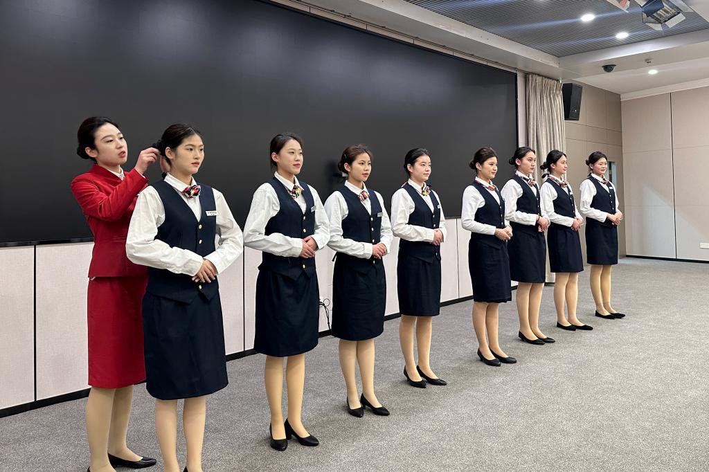 青春风采展担当——海洋旅游学院礼仪志愿者热情服务两会礼仪工作纪实